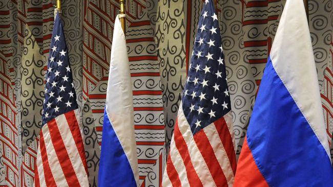 Флаги России и США. Архивное фото