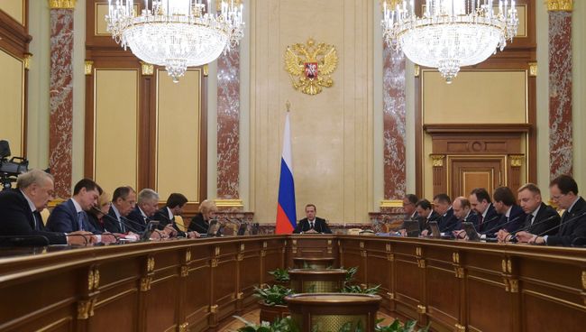 Председатель правительства РФ Дмитрий Медведев проводит совещание с членами кабинета министров. Архивное фото