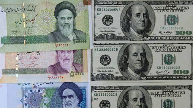 Иранские реалы и американские доллары. Архивное фото Иранские реалы и американские доллары. Архивное фото