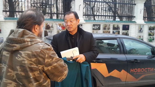 Актер Кэри-Хироюки Тагава перед крещением в православие у московского храма Всех скорбящих Радость