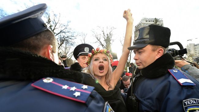 Активистка Femen около Верховной Рады, Украина Активистка Femen около Верховной Рады, Украина