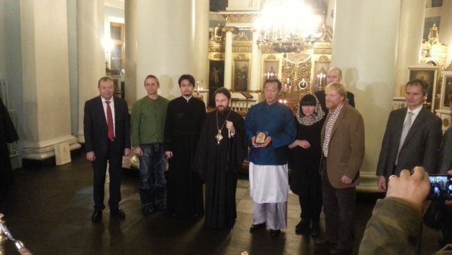 Глава ОВЦС митрополит Волоколамский Иларион совершает крещение американского актера Кэри-Хироюки Тагавы. Глава ОВЦС митрополит Волоколамский Иларион совершает крещение американского актера Кэри-Хироюки Тагавы.