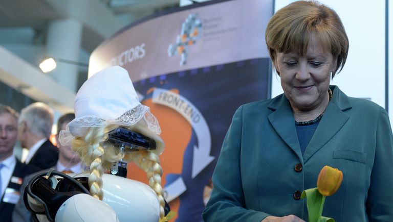 Канцлер Германии Ангела Меркель во время официального открытия промышленной ярмарки в Ганновере Канцлер Германии Ангела Меркель во время официального открытия промышленной ярмарки в Ганновере
