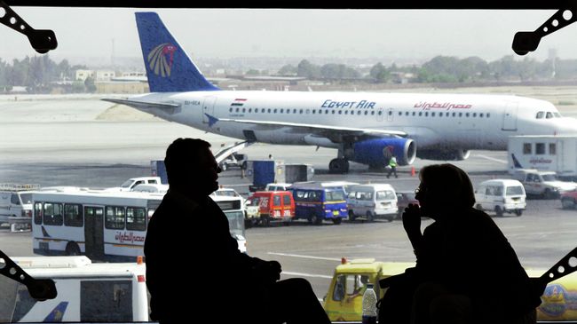 Самолет авиакомпании EgyptAir в аэропорту Каира, Египет. Архивное фото Самолет авиакомпании EgyptAir в аэропорту Каира, Египет. Архивное фото
