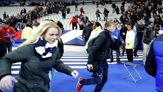Эвакуация людей со стадиона Stade de France, где прогремели взрывы. Архивное фото Эвакуация людей со стадиона Stade de France, где прогремели взрывы. Архивное фото