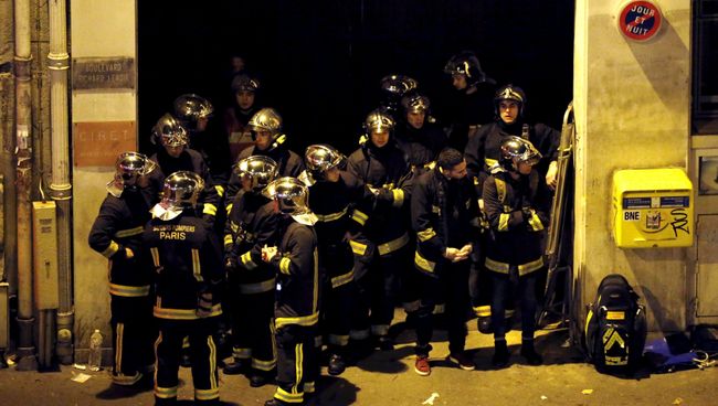Спасатели у театра Батаклан в 11-м округе Парижа, где неизвестные удерживали заложников Спасатели у театра Батаклан в 11-м округе Парижа, где неизвестные удерживали заложников
