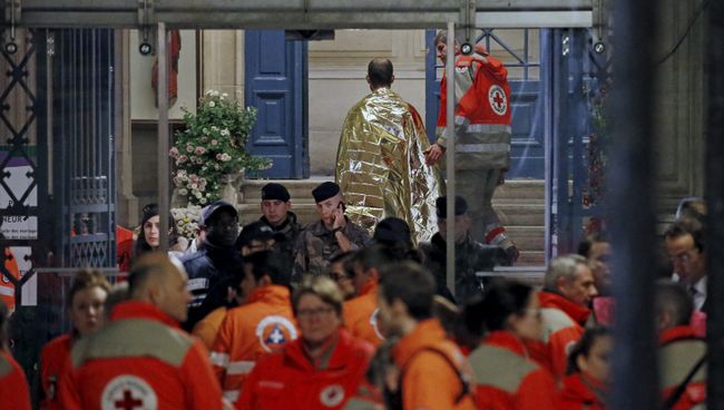 Люди у театра Батаклан в Париже, где произошел теракт, 14 ноября 2015 Люди у театра Батаклан в Париже, где произошел теракт, 14 ноября 2015