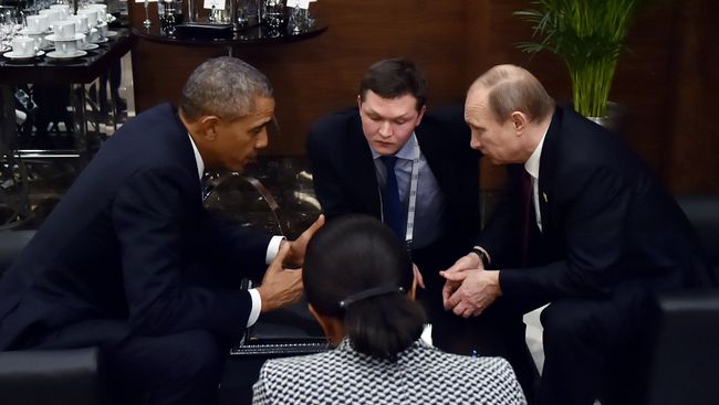 Президент России Владимир Путин (справа) во время беседы с президентом США Бараком Обамой (слева) на полях саммита Группы двадцати (G20) Президент России Владимир Путин (справа) во время беседы с президентом США Бараком Обамой (слева) на полях саммита Группы двадцати (G20)
