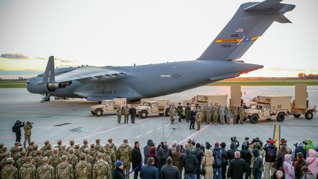 Самолет ВВС США и американские радиолокационные комплексы контрбатарейной борьбы в аэропорту имени Даниила Галицкого. Архивное фото Самолет ВВС США и американские радиолокационные комплексы контрбатарейной борьбы в аэропорту имени Даниила Галицкого. Архивное фото