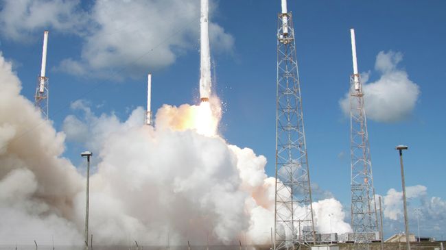 Запуск ракеты SpaceX Falcon 9 со спутником Dragon с мыса Канаверал, США. Архивное фото Запуск ракеты SpaceX Falcon 9 со спутником Dragon с мыса Канаверал, США. Архивное фото