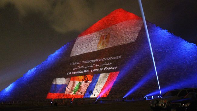 Пирамида Хеопса, подсвеченная цветами российского, французского, ливанского и египетского флагов во время акции памяти жертв крушения российского А321 и терактов в Париже и Бейруте. Архивное фото Пирамида Хеопса, подсвеченная цветами российского, французского, ливанского и египетского флагов во время акции памяти жертв крушения российского А321 и терактов в Париже и Бейруте. Архивное фото