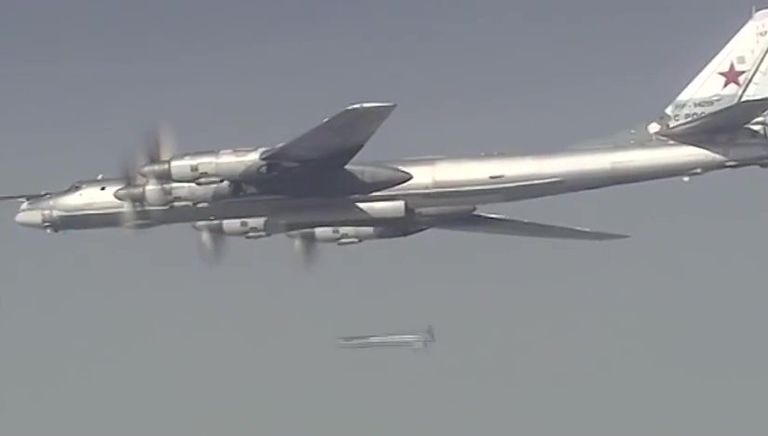 Самолет Ту-95 Военно-космических сил России наносит удар по объектам инфраструктуры ИГ в Сирии Самолет Ту-95 Военно-космических сил России наносит удар по объектам инфраструктуры ИГ в Сирии