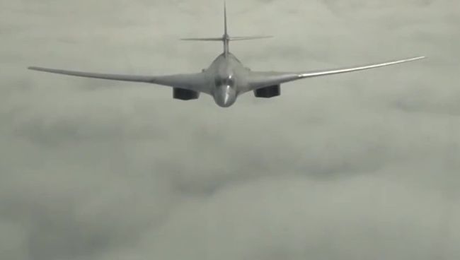 Самолет Ту-160 Военно-космических сил России во время боевого вылета для нанесения удара по объектам инфраструктуры ИГ в Сирии