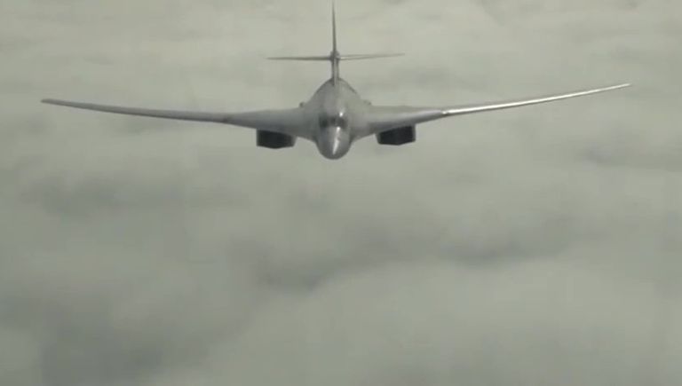 Самолет Ту-160 Военно-космических сил России во время боевого вылета для нанесения удара по объектам инфраструктуры ИГ в Сирии Самолет Ту-160 Военно-космических сил России во время боевого вылета для нанесения удара по объектам инфраструктуры ИГ в Сирии
