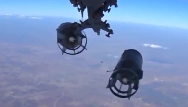 Снаряды самолета Военно-космических сил России, вылетевшего для нанесения массированного удара по объектам инфраструктуры ИГ в Сирии Снаряды самолета Военно-космических сил России, вылетевшего для нанесения массированного удара по объектам инфраструктуры ИГ в Сирии