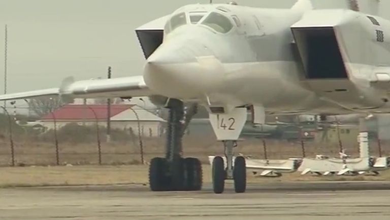 Самолет Ту-22 М3 Военно-космических сил России после боевого вылета для нанесения удара по объектам инфраструктуры ИГ в Сирии Самолет Ту-22 М3 Военно-космических сил России после боевого вылета для нанесения удара по объектам инфраструктуры ИГ в Сирии