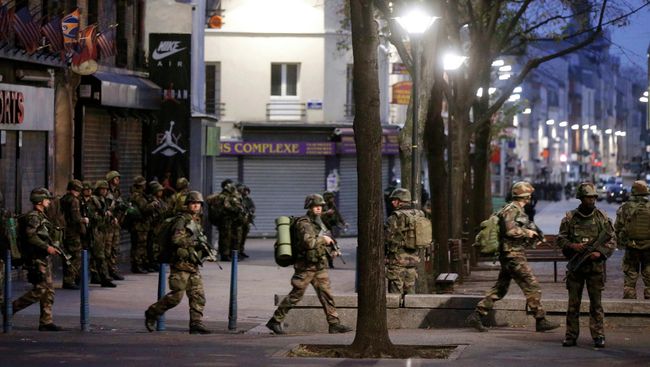 Французские солдаты во время операции в районе Сен-Дени