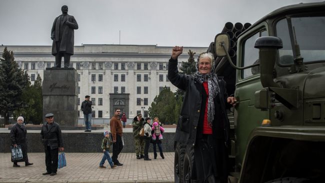 Жители Луганска на площади Ленина. Архивное фото Жители Луганска на площади Ленина. Архивное фото