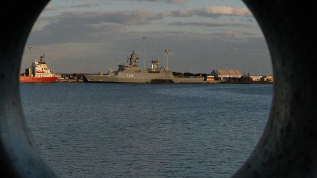 Британский военный корабль HMS Defender. Архивное фото Британский военный корабль HMS Defender. Архивное фото