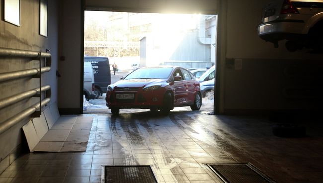 Автомобиль выезжает из сервисного центра Форд-Независимость после прохождения процедуры технического осмотра. Архивное фото