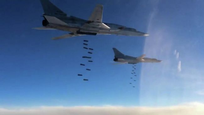 Бомбардировщик-ракетоносец Ту-22 М3 Военно-космических сил России во время нанесения массированного удара авиабомбами ОФАБ-250-270 по объектам инфраструктуры ИГ в Сирии. Архивное фото