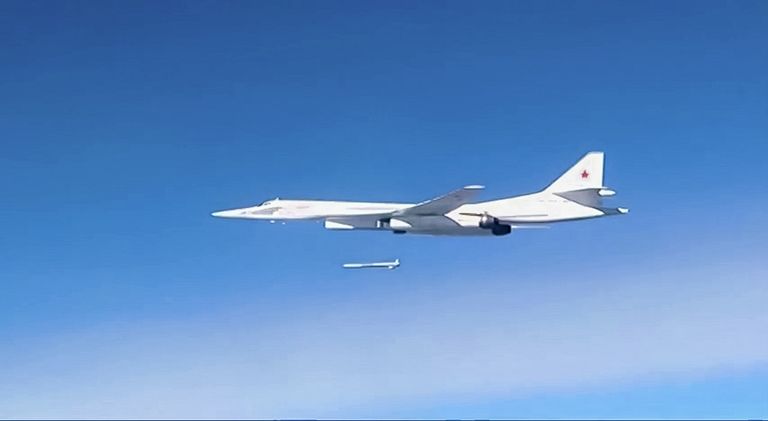 Запуск крылатой ракеты X-555 со стратегического бомбардировщика-ракетоносца Ту-160 Военно-космических сил России по объектам инфраструктуры ИГ в Сирии