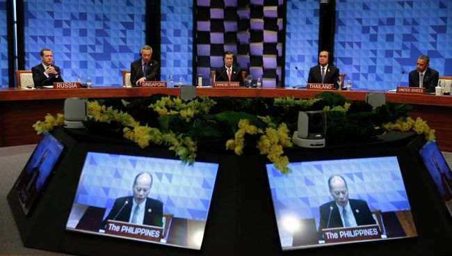 Председатель правительства РФ Д.Медведев принимает участие в форуме АТЭС на Филиппинах. Второй день