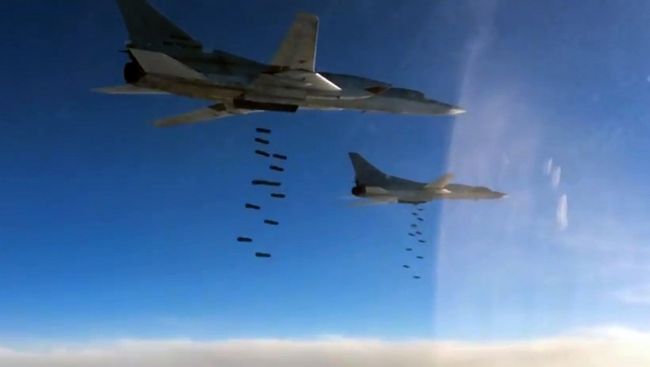 Бомбардировщик-ракетоносец Ту-22 М3 ВКС России во время нанесения массированного удара авиабомбами ОФАБ-250-270 по объектам инфраструктуры ИГ в Сирии