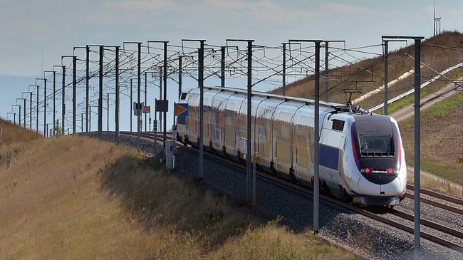 Скоростной поезд TGV в Франции. Архивное фото Скоростной поезд TGV в Франции. Архивное фото