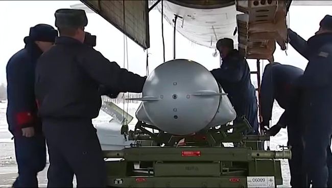 Загрузка крылатой ракеты в стратегический бомбардировщик-ракетоносец Ту-95 Военно-космических сил России перед боевым вылетом самолета для нанесения авиаудара по объектам ИГ в Сирии. Архив Загрузка крылатой ракеты в стратегический бомбардировщик-ракетоносец Ту-95 Военно-космических сил России перед боевым вылетом самолета для нанесения авиаудара по объектам ИГ в Сирии. Архив