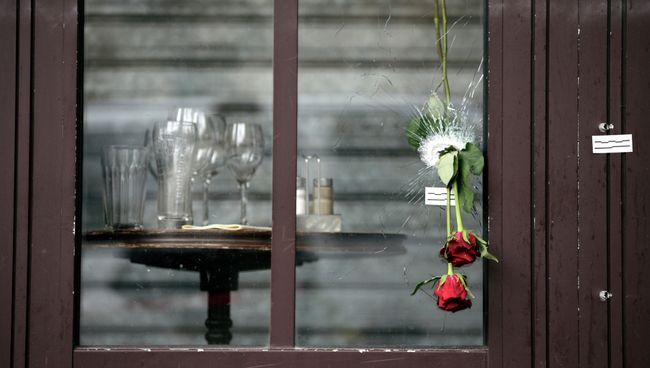 Цветы в пулевом отверстии, оставшемся после терактов, в окне парижского кафе Цветы в пулевом отверстии, оставшемся после терактов, в окне парижского кафе
