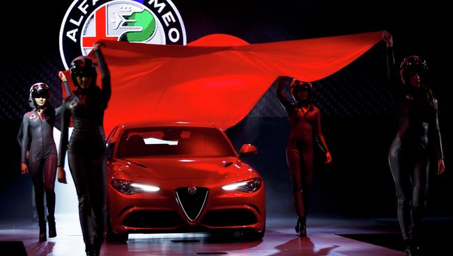 Автомобиль Alfa Romeo Giula на автошоу Los Angeles Auto Show в Лос-Анджелесе, США