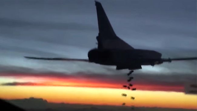 Бомбардировщик-ракетоносец Ту-22 М3 Военно-космических сил России во время боевого вылета для нанесения авиаудара по объектам ИГ в Сирии. Бомбардировщик-ракетоносец Ту-22 М3 Военно-космических сил России во время боевого вылета для нанесения авиаудара по объектам ИГ в Сирии.
