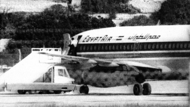 Один из террористов, захвативших самолет Boeing 737 компании EgyptAir, у трапа в аэропорту Валетта, Мальта. 24 ноября 1985 года Один из террористов, захвативших самолет Boeing 737 компании EgyptAir, у трапа в аэропорту Валетта, Мальта. 24 ноября 1985 года