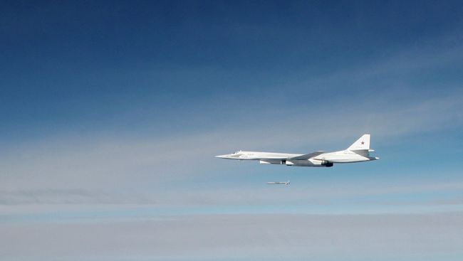 Стратегический бомбардировщик ТУ-160 выпускает ракету