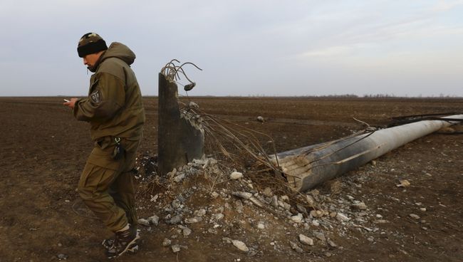 Поврежденный электрический пилон в районе села Чаплинка в Херсонской области Поврежденный электрический пилон в районе села Чаплинка в Херсонской области