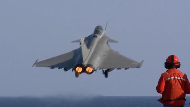 Взлет истребителей Rafale с авианосца Шарль де Голль для ударов по ИГ Взлет истребителей Rafale с авианосца Шарль де Голль для ударов по ИГ
