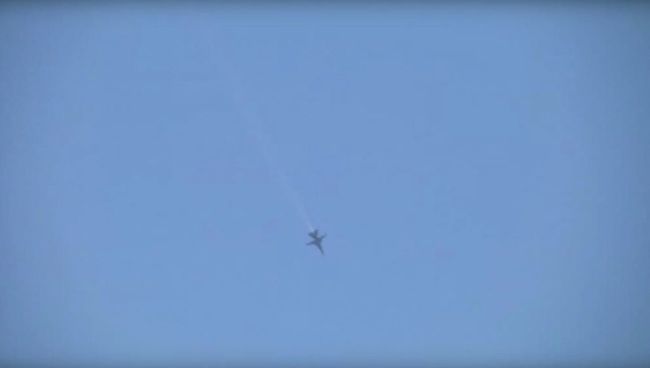 Кадр из видео: падение военного самолета на границе с Турцией Кадр из видео: падение военного самолета на границе с Турцией