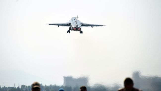 Фронтовой бомбардировщик Су-24. Архивное фото Фронтовой бомбардировщик Су-24. Архивное фото
