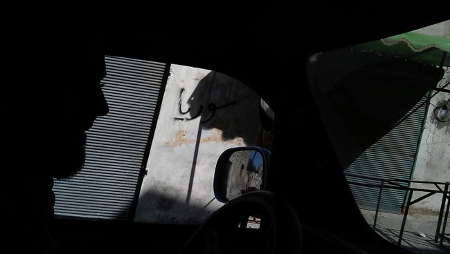 В автомобиле по улице Хомса, Сирия В автомобиле по улице Хомса, Сирия
