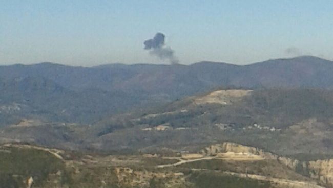 Дым на месте падения самолета Су-24 на границе Сирии и Турции Дым на месте падения самолета Су-24 на границе Сирии и Турции