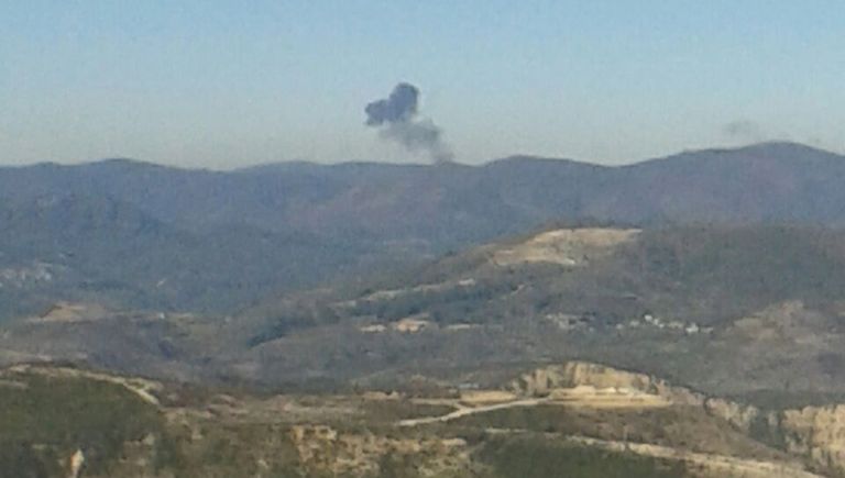 Дым на месте падения самолета Су-24 на границе Сирии и Турции Дым на месте падения самолета Су-24 на границе Сирии и Турции