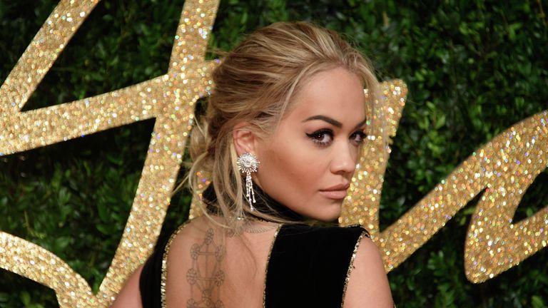 Певица Рита Ора на церемонии вручения премии British Fashion Awards-2015 в Лондоне Певица Рита Ора на церемонии вручения премии British Fashion Awards-2015 в Лондоне