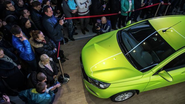 Автомобиль Lada Vesta в автосалоне в Москве. Архивное фото