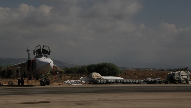 Су-24 на авиабаза Хмеймим (Латакия), Сирия. Архивное фото Су-24 на авиабаза Хмеймим (Латакия), Сирия. Архивное фото
