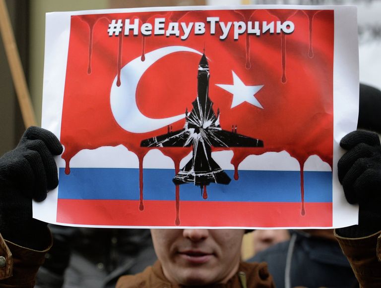 Участник акции протеста против действий Военно-воздушных сил Турции, проходящей у здания посольства Турции в Москве Участник акции протеста против действий Военно-воздушных сил Турции, проходящей у здания посольства Турции в Москве
