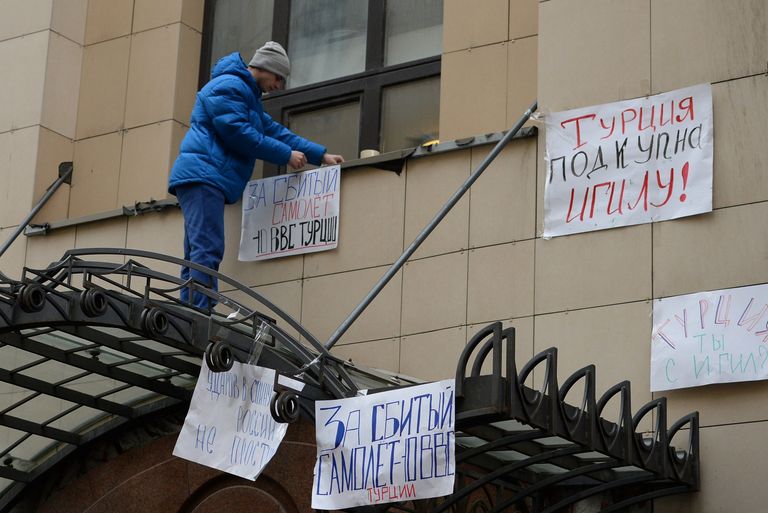 Участник акции протеста против действий Военно-воздушных сил Турции, проходящей у здания посольства Турции в Москве Участник акции протеста против действий Военно-воздушных сил Турции, проходящей у здания посольства Турции в Москве