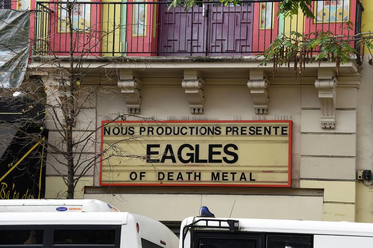 Вывеска с анонсом концерта группы Eagles of Death Metal у клуба Батаклан в Париже