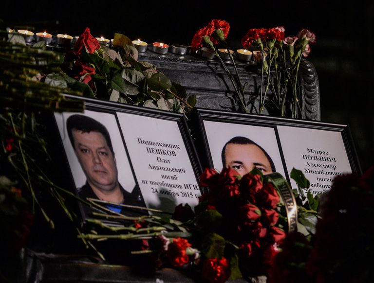 Портреты погибших в Сирии подполковника Олега Пешкова и матроса Александра Позынича и цветы у памятника героям фильма Офицеры Портреты погибших в Сирии подполковника Олега Пешкова и матроса Александра Позынича и цветы у памятника героям фильма Офицеры