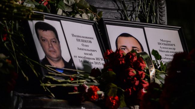 Портреты погибших в Сирии подполковника Олега Пешкова и матроса Александра Позынича. Архивное фото